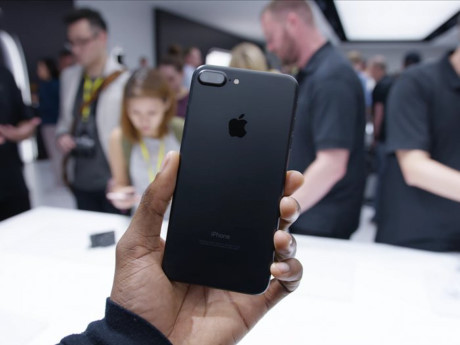 1. iPhone 7 Plus. Chiếc điện thoại iPhone 7 Plus là smartphone tốt nhất mà bạn có thể mua cho các ứng dụng, hệ sinh thái với khả năng chống nước và camera kép. Máy ảnh kép là tính năng quan trọng khiến cho iPhone 7 Plus ở vị trí hàng đầu, trên cả mẫu iPhone 7. Nó cho phép bạn chụp ảnh với một hiệu ứng chuyên nghiệp có thể làm mờ nền ảnh. 