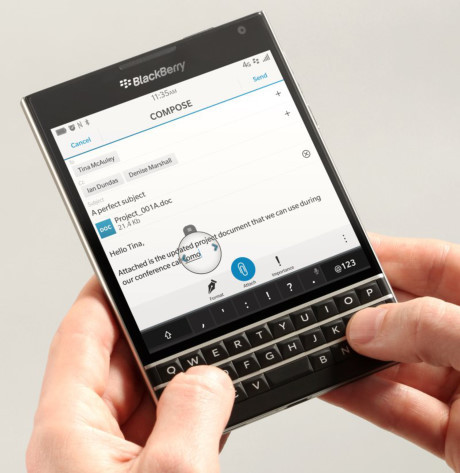  20. BlackBerry Passport. Mặc dù thiết kế ngoại hình BlackBerry Passport có vẻ lạ, nhưng rất nhiều người hâm mộ BlackBerry lại thích thú với thiết kế này. Nó sở hữu một bàn phím vật lý thật sự.