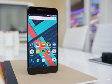  9.Nexus 6P. Nexus 6P là một phiên bản lớn hơn một chút của Nexus 5X. Nó được lắp ráp và sản xuất linh kiện bởi Huawei, một công ty điện thoại thông minh của Trung Quốc với một danh tiếng tuyệt vời cho phần cứng. Giống như 5X, bạn sẽ có được cập nhật kịp thời trực tiếp từ Google ngay sau khi chúng được phát hành, trong khi các điện thoại Android khác thường được cập nhật một vài tháng sau đó. 