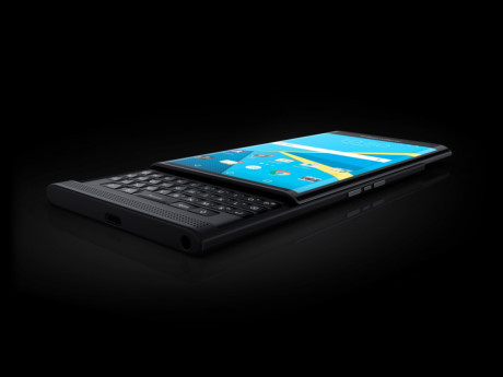  18. BlackBerry Priv. BlackBerry Priv là một sự khởi đầu lớn của BlackBerry. Thay vì chạy hệ điều hành riêng của BlackBerry, điện thoại Priv chạy hệ điều hành Android. Trong khi nó có thể trông giống như một chiếc điện thoại Android tiêu chuẩn, Priv lại sở hữu một bàn phím trượt. Đây có thể là một thiết bị tuyệt vời cho những ai muốn có một bàn phím vật lý nhưng vẫn có quyền truy cập vào các ứng dụng và dịch vụ của Google mà không có sẵn trên các thiết bị BlackBerry khác. 