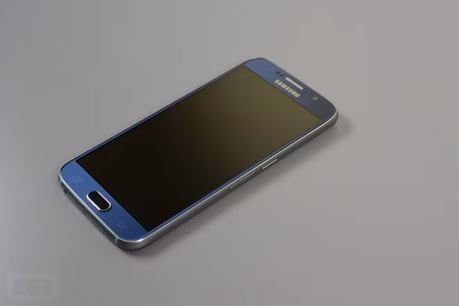 Samsung Galaxy S6 là model cao cấp đời cũ khác đáng để thử ở tầm giá dưới 6 triệu đồng. So với các model cùng tầm giá, người dùng khó tìm được smartphone nào có khả năng chụp hình tốt hơn. Đây là sản phẩm bước ngoặt, đánh dấu thay đổi lớn về thiết kế di động của Samsung. Máy hiện có giá khoảng 5,7 triệu đồng.