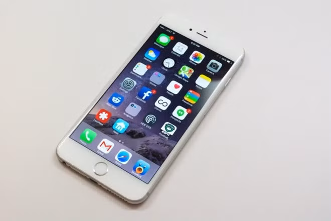 Là model đời cũ nhưng iPhone 6 Plus vẫn nằm trong tầm ngắm của nhiều người. Màn hình lớn phục vụ nhu cầu giải trí, pin khỏe, phần mềm hoạt động ổn định là những điểm mạnh của sản phẩm. Thiết kế của máy cũng không tỏ ra lỗi thời so với các model đời mới. iPhone 6 Plus hiện có giá khoảng 8,8 triệu đồng cho bản 16 GB.