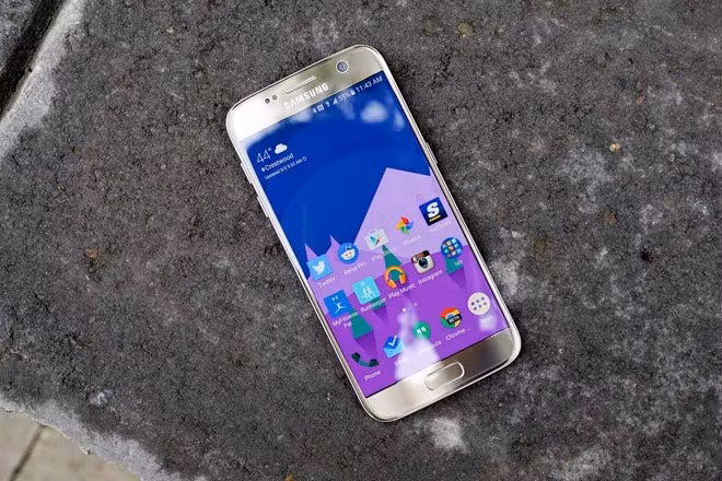 Với 8 triệu đồng, người dùng đã có thể sở hữu model thuộc hàng cao cấp nhất của Samsung. Tất nhiên, đây là hàng đã qua sử dụng. Samsung Galaxy S7 là smartphone Android toàn diện bậc nhất hiện nay với chip xử lý mạnh mẽ, RAM 4 GB, camera Dual Pixel. Không có màn hình cong như chiếc S7 edge nhưng màn hình của sản phẩm này cũng được bo 2,5D, kích thước vừa vặn hơn khá nhiều (5,1 so với 5,5 inch).