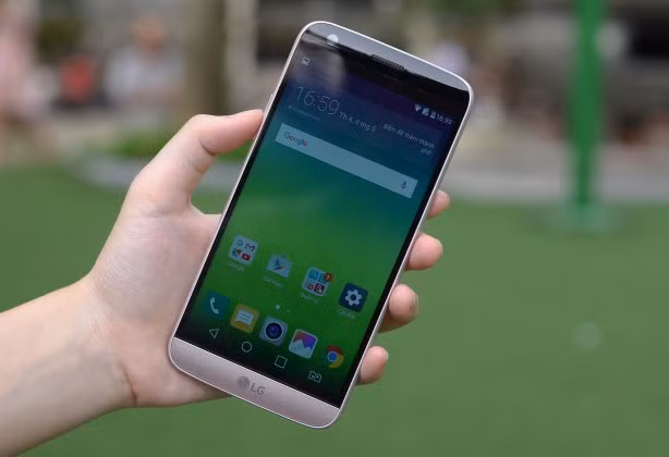 LG G5 có lẽ là model cao cấp có mức giảm giá mạnh mẽ nhất trong năm nay. Không được lòng người dùng, giá bán của G5 tụt dốc không phanh chỉ sau vài tháng ra mắt, hiện ở mức 7 triệu đồng. Người dùng có cơ hội sở hữu một smartphone với chip Snapdragon 820, màn hình Quad HD 5,3 inch, camera kép và thiết kế dạng module.