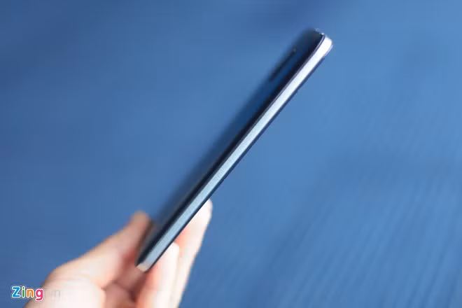 Toàn bộ thân Lenovo A6600 Plus đều dùng chất liệu nhựa, cạnh bên giả kim loại khiến máy trông cứng cáp và sang trọng hơn.