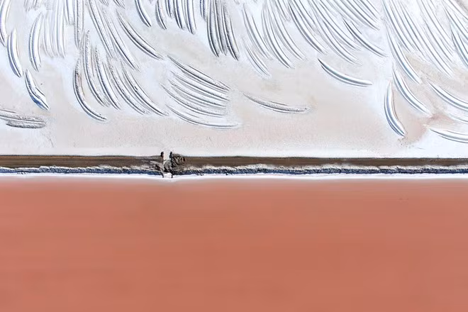 Những vết "trầy xước" từ trên cao lạ lùng và gợi nhiều liên tưởng.