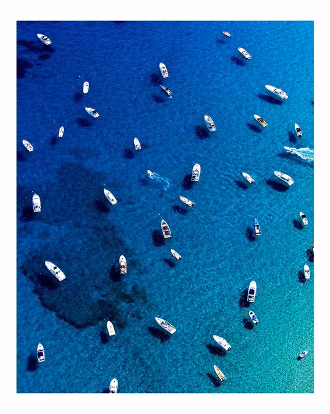 Những con thuyền trên biển xanh St Tropez (Pháp) như những đốm trắng trên không.