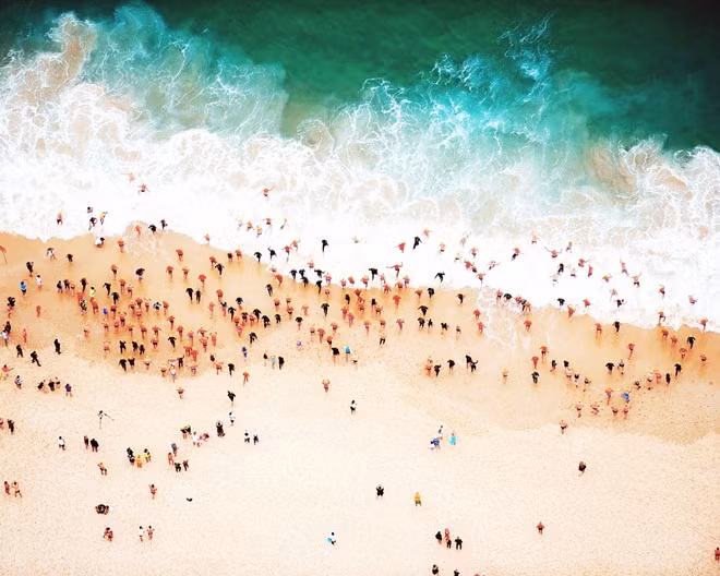 Đường vào biển Bondi Beach, Australia. Đây là tấm hình được lấy từ chuỗi ảnh đầu tiên trong “Shore” của Tommy.