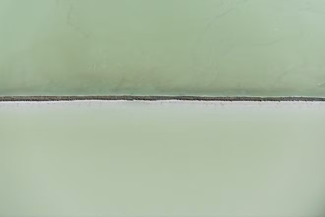 Cát, biển, hay những ranh giới?