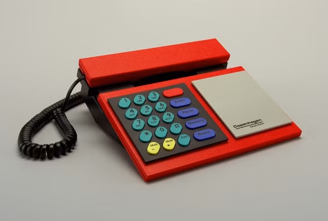 Năm 1977, tòa án Tối cao Hoa Kỳ gỡ bỏ đạo luật ngăn cản người dân mua và thiết kế điện thoại riêng cho mình. Hình trên là chiếc Beocom ra mắt những năm 1980.