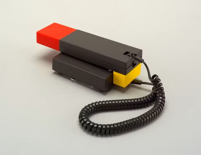 Đầu những năm 1980, một vài công ty bắt đầu thử nghiệm các thiết kế điện thoại mới. Chiếc Enorme Telephone này khá độc đáo với sự kết hợp của các khối hình hộp.