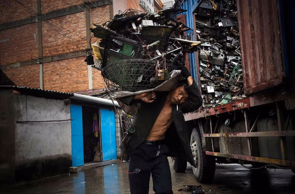 STEP, tổ chức giải quyết vấn đề rác thải công nghệ của Đại học Liên Hợp Quốc, cho biết mỗi năm có 6 triệu tấn phế thải điện tử bị "mất tích". Puckett nói rằng họ đã tìm được thị trường có thể sử dụng thiết bị cũ, nhằm tăng vòng đời của sản phẩm, đó là những nơi có cơ sở hạ tầng kém phát triển. Còn khả năng xử lý triệt để các chất thải này là không thể.