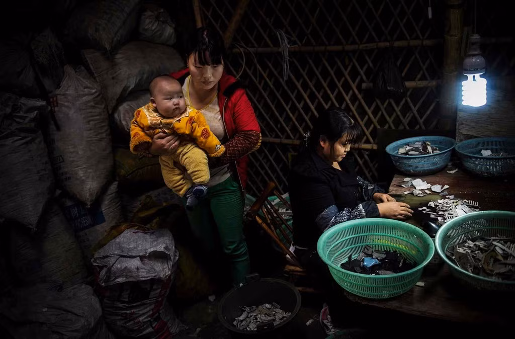 Làng Guiyu, tỉnh Quảng Đông, phía nam Trung Quốc từng được coi là thủ đô phế thải công nghệ của thế giới trước khi bị giải toả vì môi trường ô nhiễm nặng. Một nghiên cứu cho thấy trẻ em ở đây có lượng lớn chì trong máu cao. Người dân ở đây ăn ngủ cùng phế liệu, linh kiện. Nhiều nhà dân chứa đầy sắt vụn và các thiết bị hư, cũ chưa phân rã.