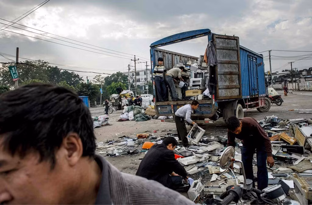Năm 2015, chính phủ Trung Quốc đã đưa việc xử lý chất thải điện tử vào các khu công nghiệp mới, chấm dứt các hoạt động liên quan tại Guiyu. Theo Jim Puckett, Giám đốc điều hành của Basel Action Network, mặc dù các sản phẩm công nghệ ngày càng nhỏ nhưng lượng rác vẫn tăng nhanh bởi con người sử dụng nhiều thiết bị hơn.