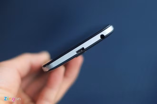 Cạnh dưới là cổng sạc, giắc cắm tai nghe.