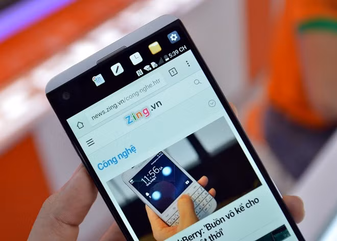 V20 có camera trước 5 MP, khẩu độ f/1.9, pin 3.200 mAh, hỗ trợ sạc nhanh Quick Charge 3.0. Máy dùng chip Qualcomm Snapdragon 820, RAM 4 GB và dung lượng lưu trữ 64 GB.