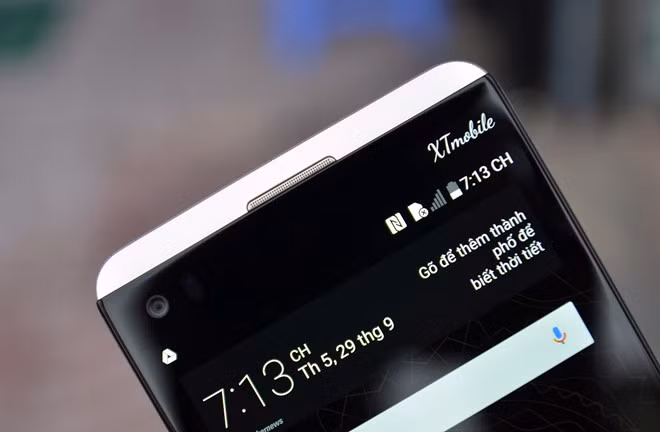 Màn hình phụ của V20 luôn bật, có kích thước 2,1 inch và độ phân giải 160 x 1.040 pixel. Màn hình này để hiện dòng chữ tuỳ ý cùng các ứng dụng thường dùng, hiển thị thông báo hoặc nhận cuộc gọi đến khi đang chạy ứng dụng.