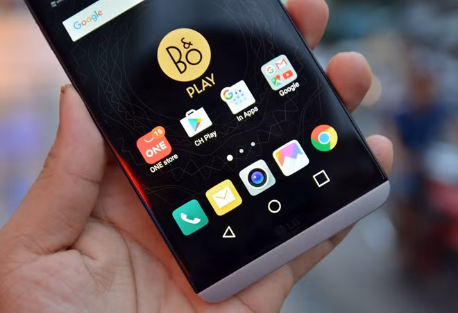 Thiết kế mặt trước của V20 cho cảm giác diện tích hiển thị rất rộng. Ba phím cơ bản được đưa vào trong màn hình.