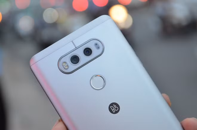 Máy được trang bị camera kép ở mặt sau với độ phân giải16 MP, f/1.8 và 8 MP, f/2.4, trợ nét bằng Laser, lấy nét lai, có chống rung quang học. Cảm biến vân tay đặt ngay dưới cụm camera.