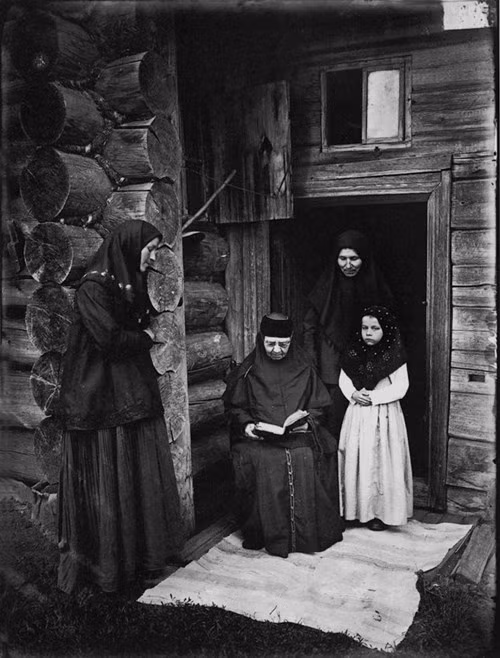 Những người phụ nữ đọc kinh cầu nguyện, 1897.