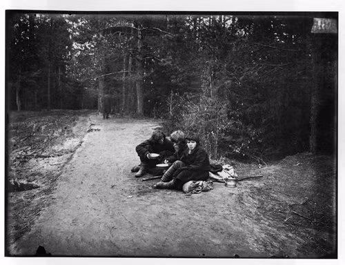 Những người lạ trên đường đến tu viện Sarov.