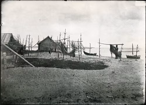  Loạt ảnh vùng Volga 1894-1904: Ngư dân phơi lưới trên bờ sông. 