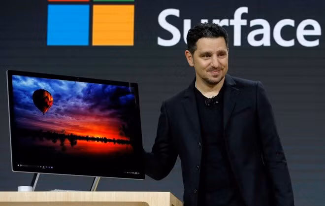 Về cấu hình, Surface Studio Book sẽ có nhiều phiên bản, bản cao nhất dùng chip Intel Core i7 thế hệ thứ sáu, 2TB bộ nhớ, RAM 32GB, GPU GTX 980M 4GB.