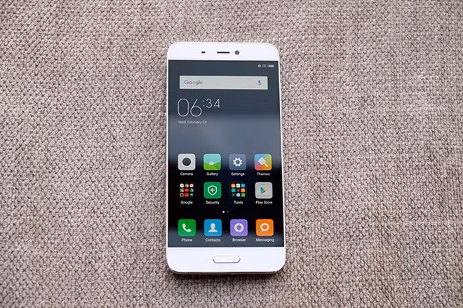  Xiaomi Mi 5: Xiaomi vừa ra mắt Mi 5s và Mi 5s Plus với cảm biến vân tay siêu âm nhưng 2 model này đánh mất thiết kế bóng bẩy của Mi 5 do dùng vỏ kim loại. Mi 5 là chiếc di động cao cấp có giá rẻ nhất thị trường. Người dùng có cơ hội sở hữu smartphone dùng chip Snapdragon 820, camera 16 megapixel ở mức giá hơn 7 triệu đồng.