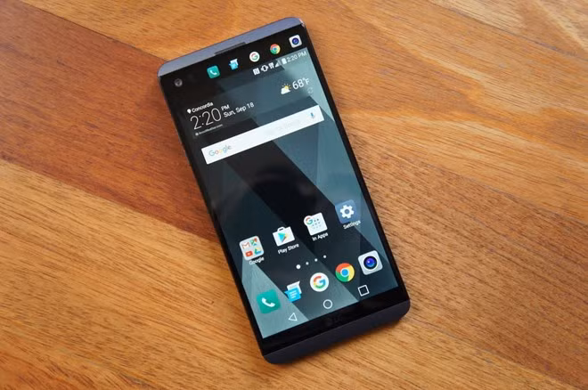  LG V20: V20 là smarphone cao cấp mới của LG, thừa hưởng những di sản độc đáo của V10 như màn hình phụ phía trên để hiển thị thông báo, khả năng quay video tốt nhất trong số các di động hiện nay. V20 cũng có camera kép giống G5, cấu hình hàng đầu với chip Snapdragon 820, RAM 4 GB và dung lượng 64 GB.
