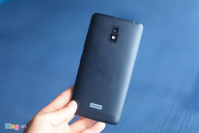 Mặt lưng nhám, cho cảm giác cầm nắm tương đối thoải mái. Camera của sản phẩm là 8 MP, máy ảnh phụ 2 MP.