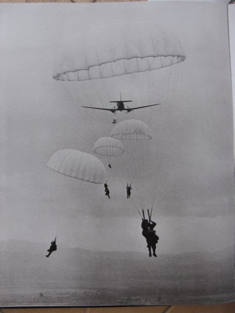 Phó Tổng thống Mỹ Nixon thăm Điện Biên Phủ, 1954. Ảnh: Jean Perraud.