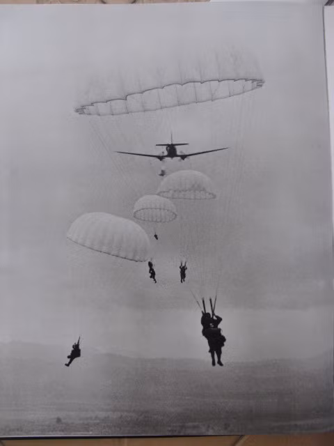 Phó Tổng thống Mỹ Nixon thăm Điện Biên Phủ, 1954. Ảnh: Jean Perraud.