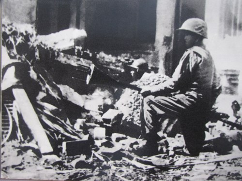 Người dân Sài Gòn dự lễ tang Trần Văn Ơn (1931 - 1950), một học sinh trường Pétrus Ký đã bị chính quyền Pháp nổ súng bắn chết trong phong trào biểu tình của học sinh sinh viên Sài Gòn ngày 9/1/1950.