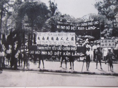 Chiến sĩ cảm tử cầm bom 3 càng trong 60 ngày đêm bảo vệ Hà Nội (19/12/1946 – 18/2/1947). Ảnh: Nguyễn Bá Khoản.