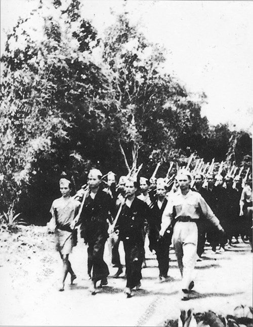 Tiểu đoàn Nguyễn Văn Tố diễu hành ở Sài Gòn trong giai đoạn kháng chiến chống Pháp năm 1945. Ảnh: Bùi Đình Túy.