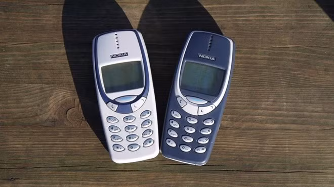  Nokia 3310: Đây là mẫu điện thoại đại diện cho năm 2000. Thiết kế đẹp, chắc chắn và thương hiệu Nokia, 3310 là chiếc điện thoại di động được nhiều người ao ước vào thời điểm đó. Theo các hãng thống kê, đã có hơn 126 triệu chiếc Nokia 3310 được bán ra trên toàn cầu.