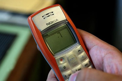  Nokia 1100 (năm 2003):Không chỉ là điện thoại thành công nhất thời đại, Nokia 1100 còn là một biểu tượng của thế hệ "cục gạch" huyền thoại. Hơn 250 triệu chiếc được bán ra trước khi dừng sản xuất. Trò chơi “rắn săn mồi” huyền thoại cũng góp phần tạo nên tên tuổi cho sản phẩm này.