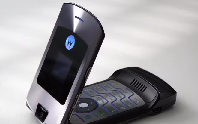  Motorola Razr (năm 2003): Motorola từng được biết đến như một nhà thiết kế đại tài khi ra mắt Razr V3 với kiểu dáng mỏng nhất lúc bấy giờ. Mặc dù không sở hữu nhiều tính năng mạnh mẽ nhưng thiết kế của Razr V3 đã đánh thức các nhà sản xuất khác tạo ra những điện thoại mỏng và nhẹ hơn. Razr cũng là một biểu tượng của làng di động khi có hơn 130 triệu sản phẩm bán ra trong suốt 4 năm.