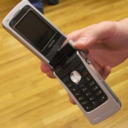  Nokia N90 (2005):Không cần phải bàn cãi nhiều vẫn có thể khẳng định rằng Nokia N90 là sản phẩm đáng giá và không thể quên của gã khổng lồ Phần Lan. Thiết bị có thiết kế camera đặc biệt, khả năng xoay lật màn hình 270 độ khiến model này trông giống với máy quay phim cầm tay hơn là điện thoại. Đây cũng là một trong những smartphone đầu tiên dòng N, chuyên giải trí đa phương tiện của hãng.