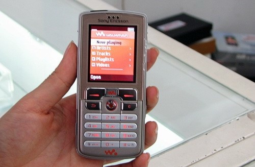  Sony Ericsson W700 Walkman (năm 2006): Đây là dòng máy điện thoại tích hợp nghe nhạc đình đám một thời của Sony Ericsson. Với thiết kế màu cam - trắng đặc trưng, sản phẩm thu hút phần đông giới trẻ thời đó. Ngoài ra, camera cùng các tính năng giải trí đa phương tiện cũng phần nào làm tăng doanh số bán ra của sản phẩm.