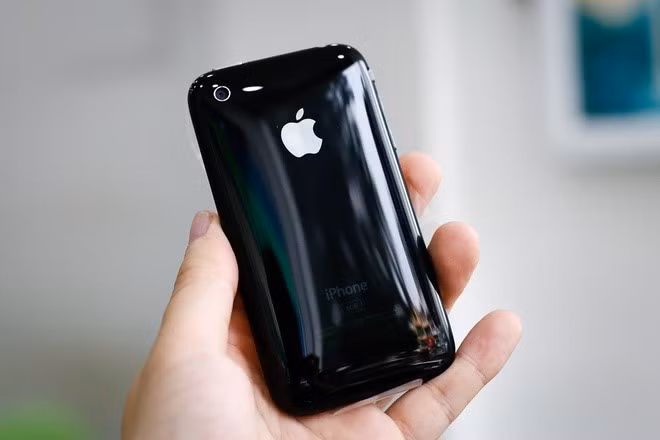  iPhone 3G:Apple chính thức giới thiệu chiếc iPhone 3G vào 9/6/2008. Như tên gọi, đây là chiếc iPhone với khả năng kết nối mạng 3G tốc độ cao, định vị toàn cầu GPS và bộ phần mềm iPhone 2.0 hỗ trợ Microsoft Exchange ActiveSync, cùng với đó là hàng trăm các ứng dụng thuộc 3 bộ ứng dụng riêng được tạo nên bởi iPhone SDK. Sản phẩm đã tạo nên cơn sốt toàn cầu và giúp Apple trở thành một trong những công ty giá trị nhất trên thế giới.