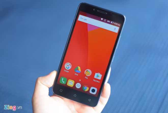 Máy được trang bị màn hình 5 inch độ phân giải HD. Viền màn hình mỏng, góc nhìn rộng, khả năng hiển thị ngoài trời tốt.