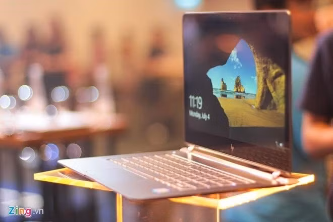  HP Spectre: Đem lại nhiều cảm xúc cho những người lần đầu cầm máy với độ mỏng ấn tượng chỉ 10,4 mm, nặng 1,11 kg, khung máy được làm bằng hợp kim nhôm, các chi tiết nhỏ đều được mài giũa tinh xảo cho độ hoàn thiện cao.