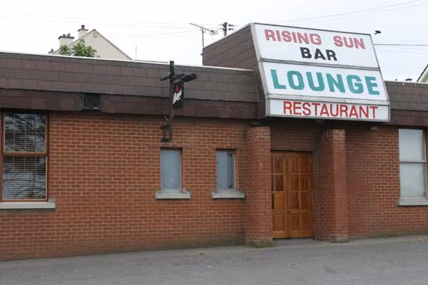 Vào buổi tối ngày 30/10, ba người đàn ông đeo mặt nạ bước vào quán rượu "Rising Sun" ở Greysteel, một thị trấn ở Bắc Ireland, nơi đang có khoảng 70 người tham dự một bữa tiệc Halloween. Ảnh: CAIN