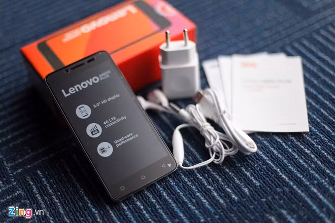 Phụ kiện đi kèm bao gồm: Tai nghe, củ sạc, sách hướng dẫn sử dụng.