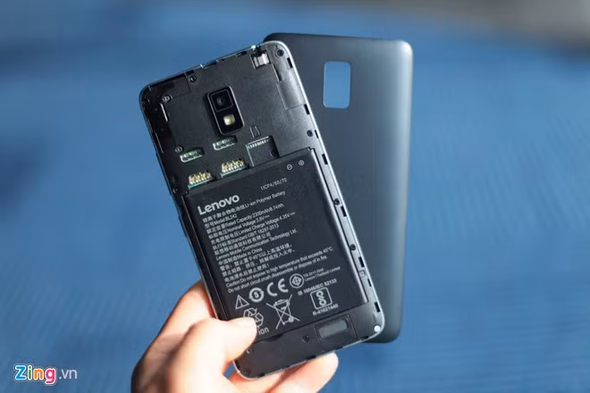 Thỏi pin 2.300 mAh có thể tháo rời. Máy hỗ trợ 2 SIM, khe cắm thẻ nhớ ngoài tối đa 32 GB.