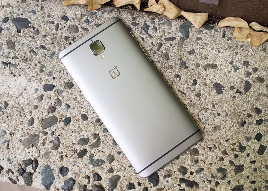  OnePlus 3: Trải qua 3 thế hệ, OnePlus 3 cho thấy sự trưởng thành: Nó sở hữu thiết kế láng mịn bằng chất liệu cao cấp, loại bỏ hình thức mua bằng thư mời rắc rối. Model này có thể không sở hữu tính năng nào đặc biệt nhưng chỉ với mức giá 400 USD - bằng nửa các đối thủ, nó đã có thể mang lại hiệu năng mạnh mẽ bậc nhất. OnePlus 3 chạy chip Snapdragon 820, RAM lên đến 6 GB, hệ thống camera nhanh và chất lượng tốt. Thật khó để loại bỏ model này khỏi danh sách những smartphone tốt nhất thế giới.