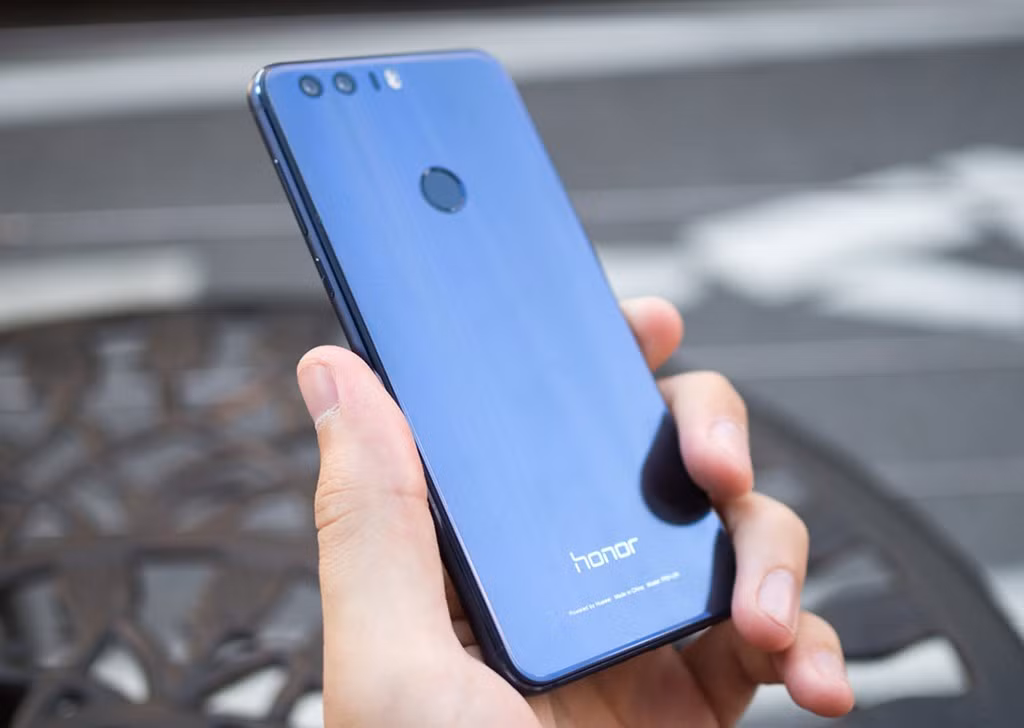  Honor 8: Chiếc smartphone 5,2 inch đến từ thương hiệu con của Huawei quả thực khiến người ta phải xao xuyến khi bắt gặp lần đầu tiên. Nó sở hữu vỏ kính thời lượng với khung kim loại, kết hợp cụm camera kép: một dùng để đo đếm màu sắc, một để thu thập thông tin ảnh. Mặc dù sử dụng viên pin 3.000 mAh không quá lớn nhưng đây lại là một trong những smartphone màn hình cỡ vừa có thời lượng sử dụng tốt nhất hiện nay.