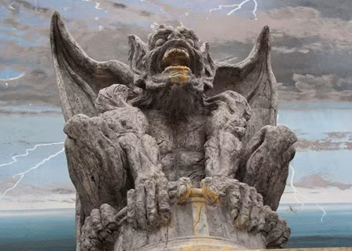 Gargoyle là một quái thú có đôi cánh dơi, gắn với huyền thoại được lưu truyền trong dịp Halloween từ thời trung cổ. Theo huyền thoại này, Gargoyle là một quái vật tàn ác chuyên reo rắc tai họa cho dân lành. Sau khi bị các hiệp sĩ giết chết, đầu của nó vẫn có khả năng phun lửa và được treo bên ngoài một nhà thờ để dọa các loài yêu ma.