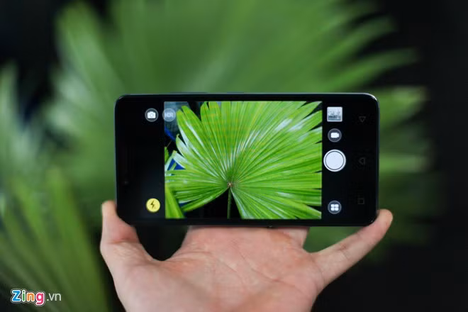 Máy ảnh dừng ở mức đủ dùng, không quá xuất sắc.